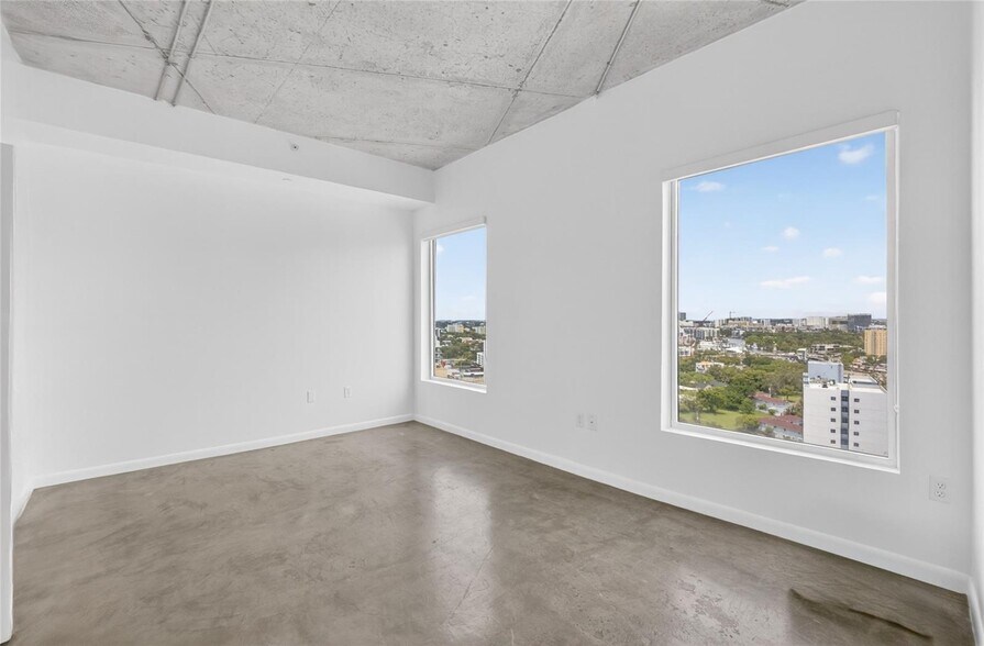 Building Photo - 10 SW South River Dr