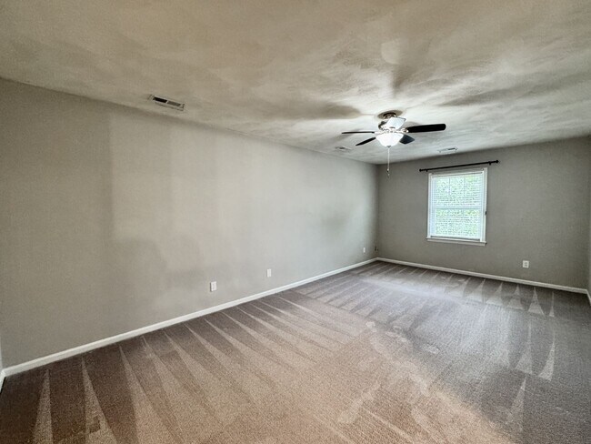 Building Photo - 4-Bedroom Home In Great Neck Meadows! Ready NOW!!! Fenced Backyard! HUGE Corner Lot! Dog Friendly!