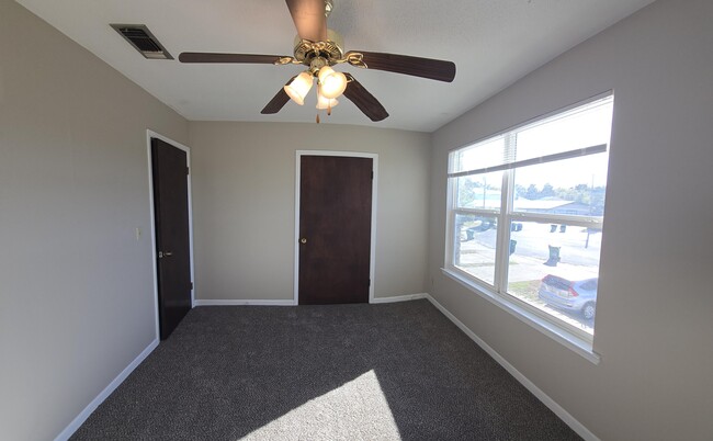 Building Photo - 206 Ann Cir