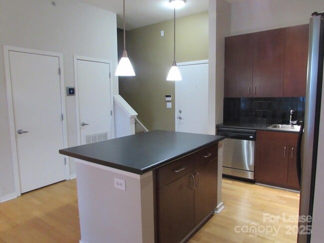 Building Photo - 2125 Southend Dr