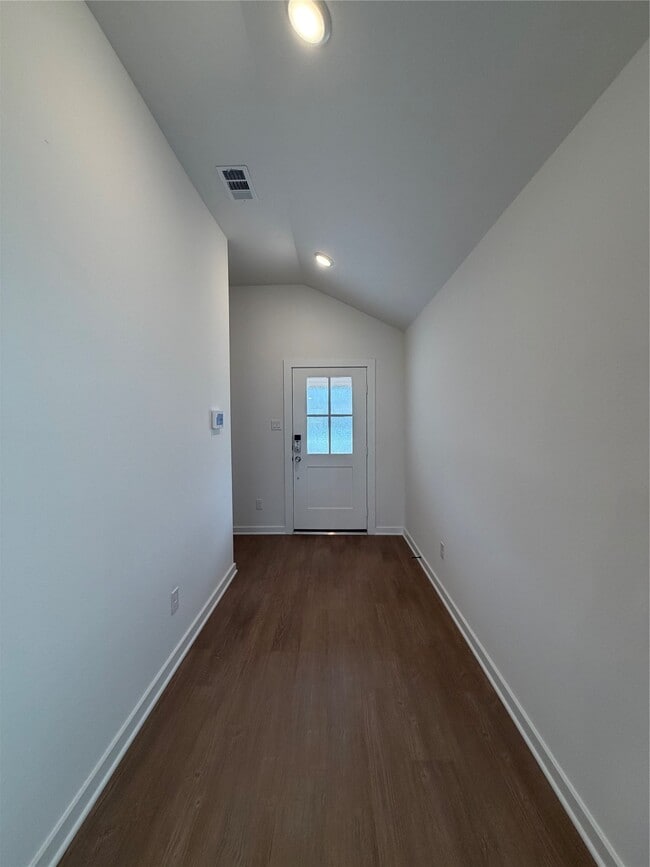 Building Photo - 8123 Kay Hbr Dr