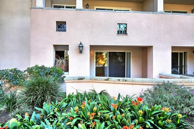 Building Photo - Lovely ground floor unit at the incredible El Escorial! Santa Barbara:)