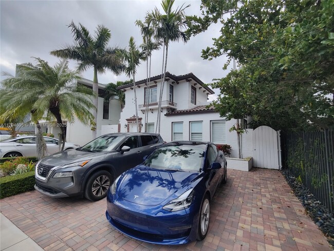 Building Photo - 1823 S Bayshore Ln