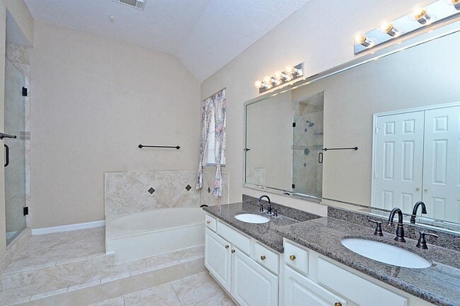 Building Photo - 523 Crestridge Dr