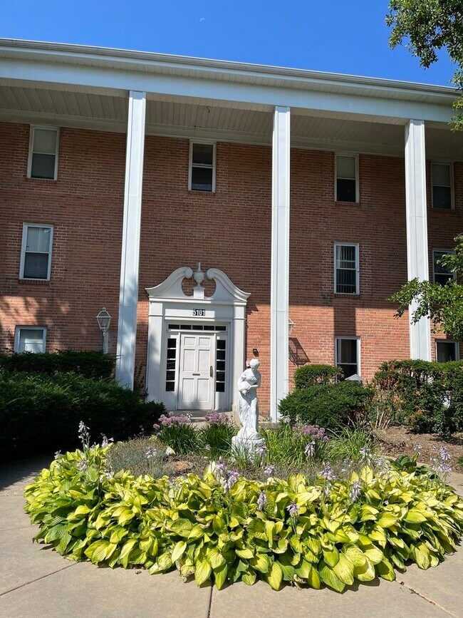 Building Photo - 5101 Carriage Way Dr