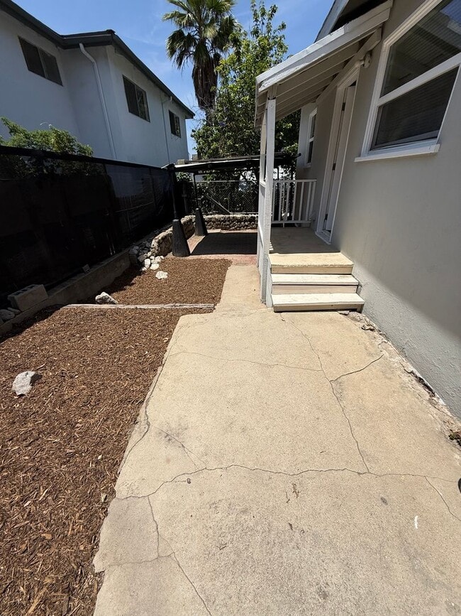 Building Photo - Remodeled Tujunga House