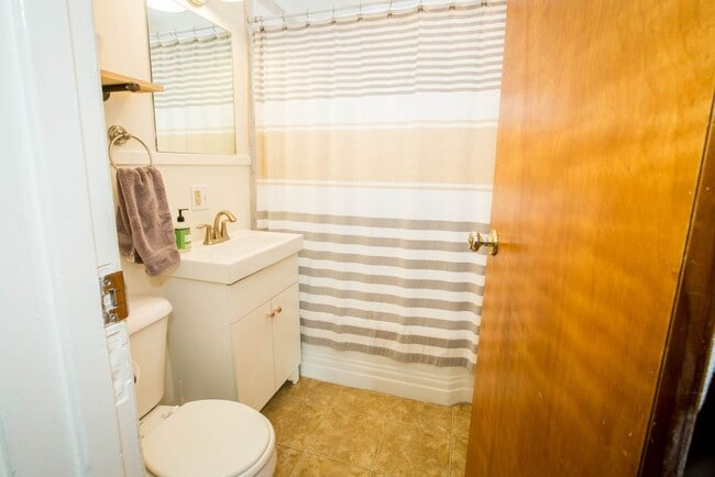 Building Photo - $3,000 - 4 bed / 2 bath Centrally Located Single Family Home in Missoula