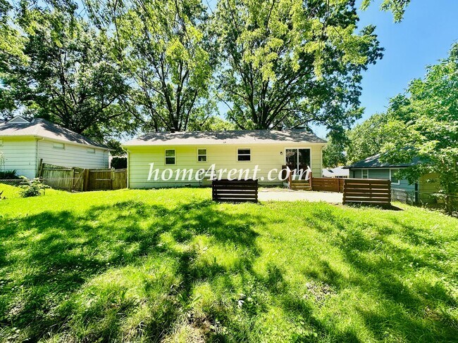 Building Photo - Updated Raytown Ranch w/ Wood Floors, SS Appliances, Finished Basement and a Fenced Yard!