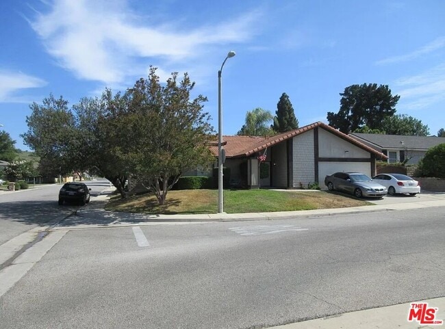 Building Photo - 233 Longfellow St