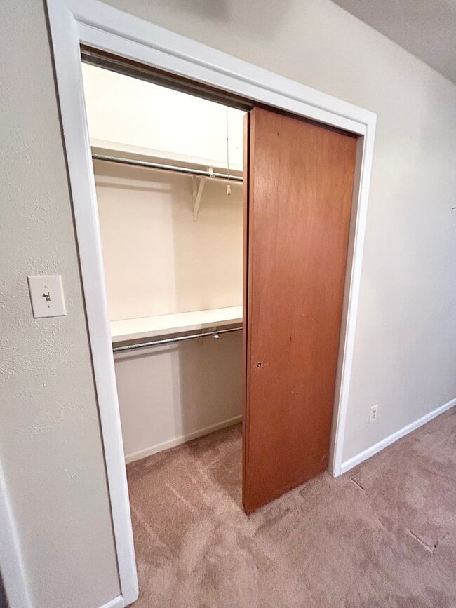 Building Photo - 3 bed 2 bath near the west loop Now available