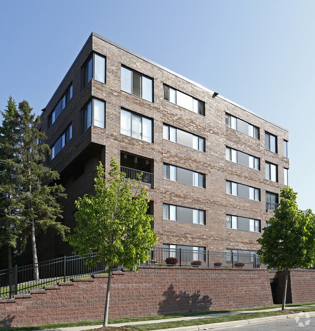 The Regency Condominiums 2275 Youngman Ave Saint Paul MN 55116