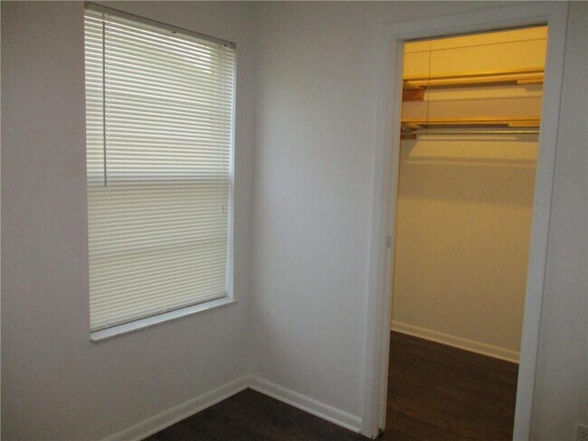 Building Photo - 102 Westcliff Center St