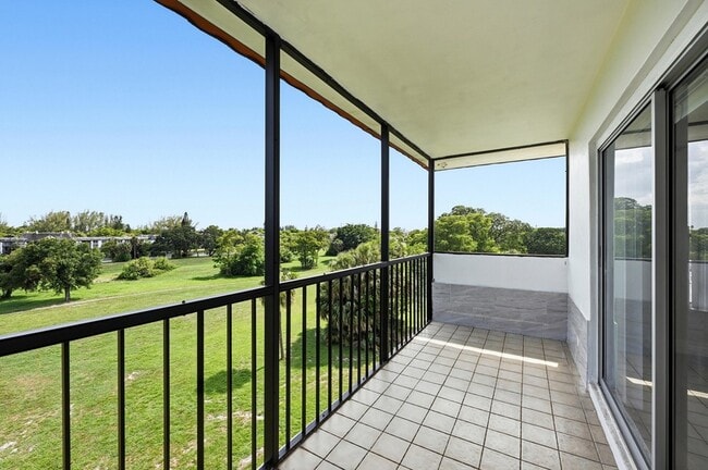 Building Photo - 4158 Inverrary Dr