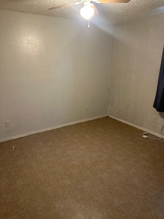 Building Photo - Charming 2 Bedroom, 1 Bath Home with Spaci...