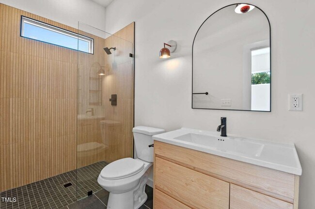 Building Photo - 904 S East St