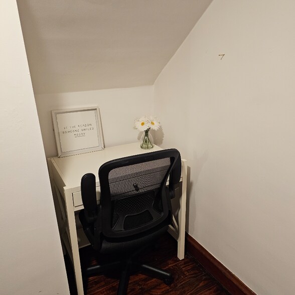 Building Photo - 8 Broad St