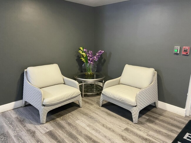 Building Photo - 340 Sunset Dr