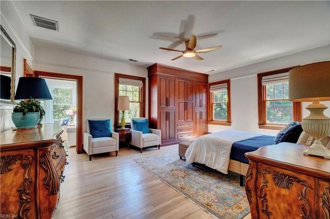 Building Photo - LARCHMONT