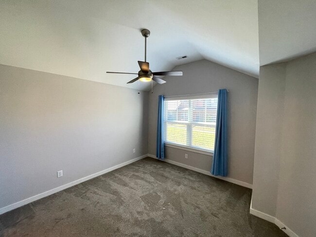 Building Photo - Matlock Townhomes 2 bedroom unit, close to I-24!