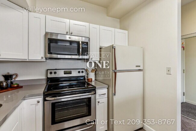 Building Photo - Fully Furnished Condo With Panoramic San Francisco Bay Views and Unbeatable Amenities