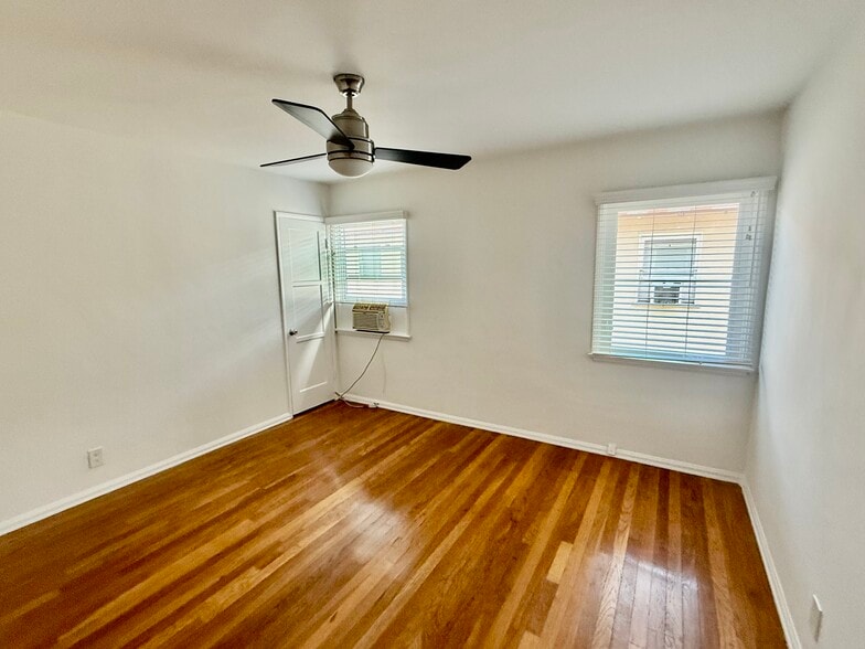 Unit 11152-3/4 - 11152-11154 Morrison St