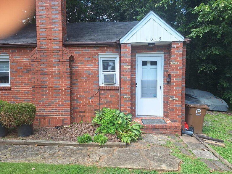 Building Photo - 1014 Willowbrook Dr