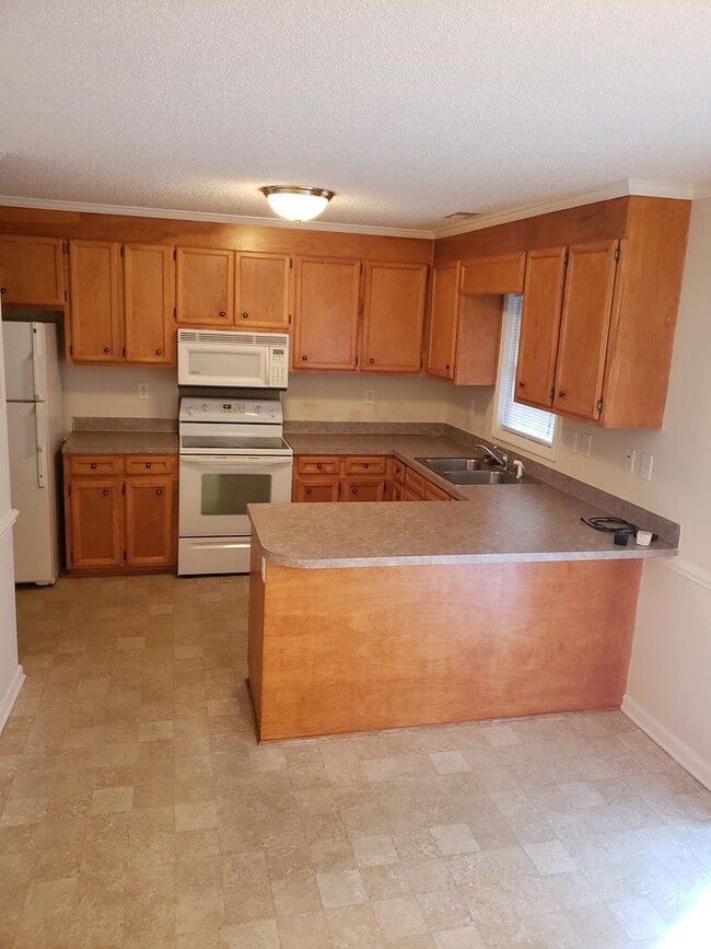 Building Photo - 2-bedroom, 2.5 bathroom townhome