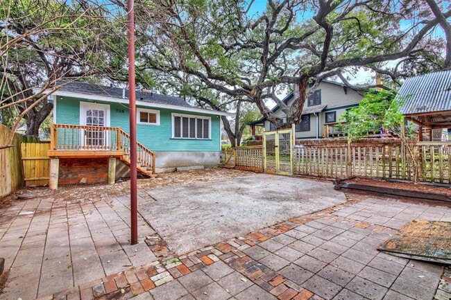 Building Photo - 809 E Riverside Dr