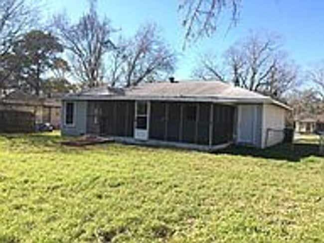 Building Photo - PRE-LEASE AUG 2026! Charming 2 Bed Cottage...