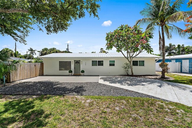 Building Photo - 367 W Riverside Dr