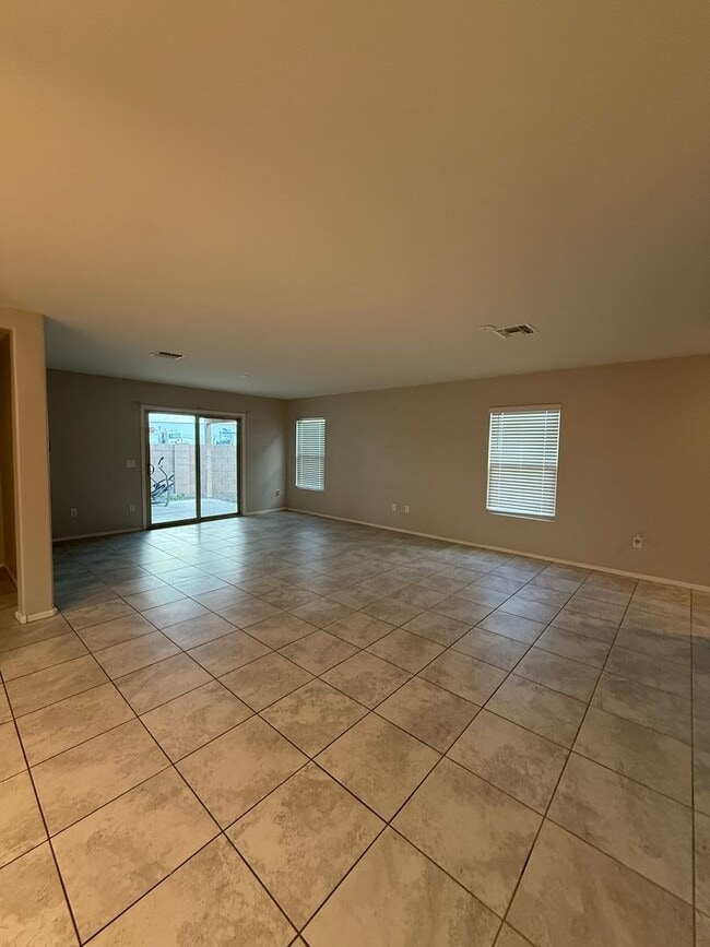 Building Photo - 3 Bed | 2 Bath | 1,456 Sq Ft | 2-Car Garage