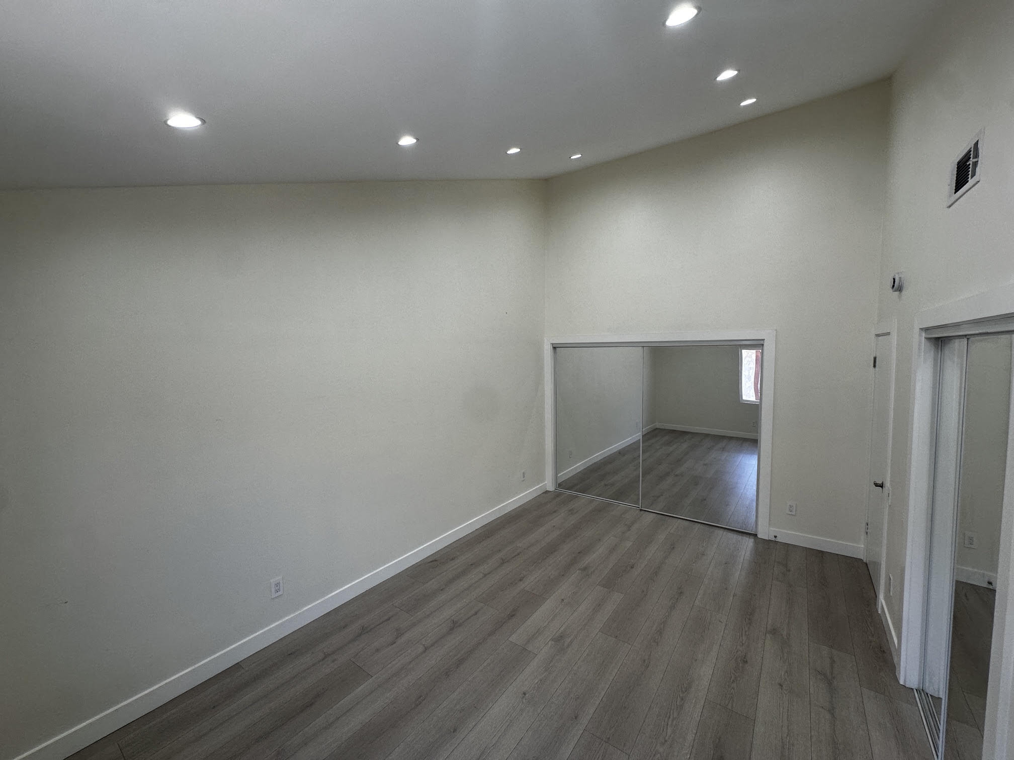 Building Photo - 7432 Hazeltine Ave