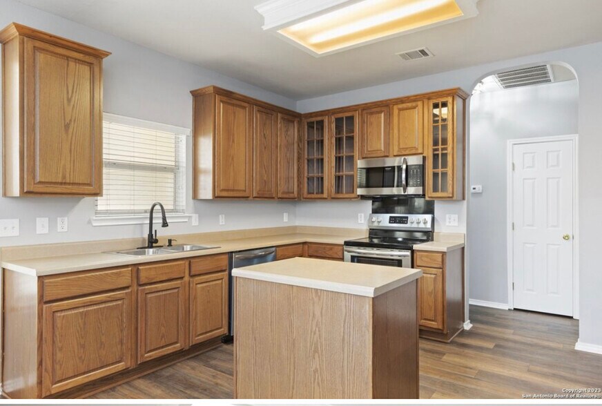 Dishwasher/microwave/stove included - 8711 Eagle Peak