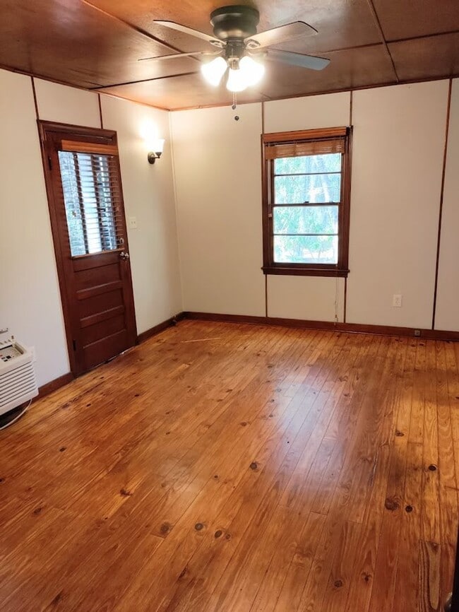 Building Photo - Cozy 1 bedroom/1 bath off of Ferguson