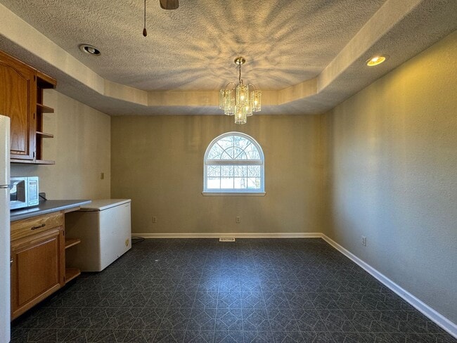 Building Photo - Quaint Three Bedroom Home with an Oversized Tub!