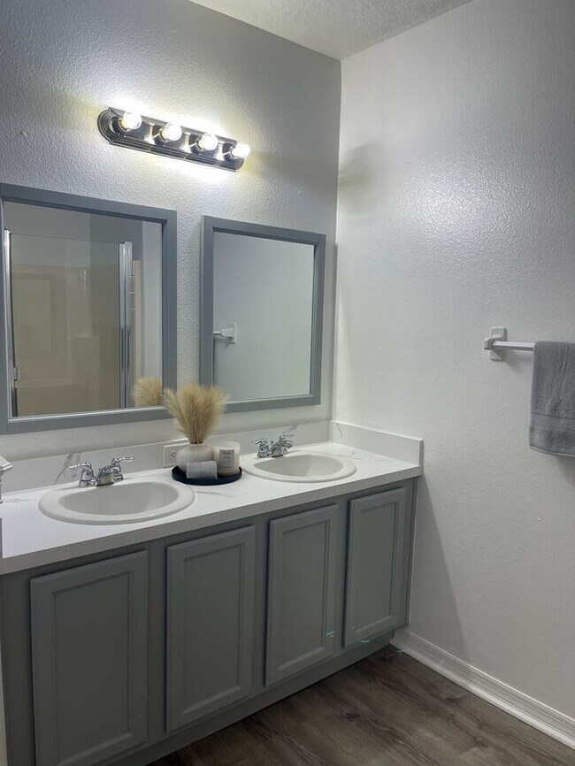 Building Photo - Beautifully Updated 3-Bedroom Townhouse in...