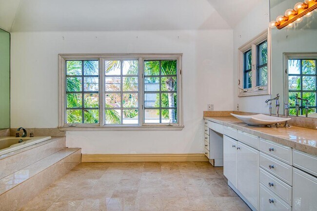 Building Photo - 321 S Palm Dr