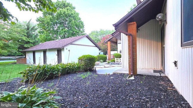 Building Photo - 25 Village Dr