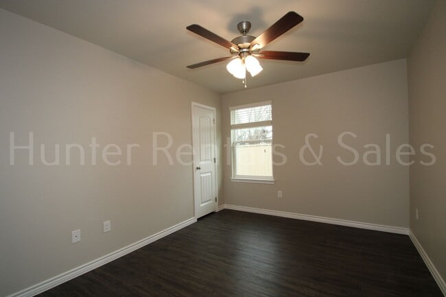 Building Photo - 505 Bonnie Dr