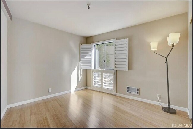 Building Photo - 1 Bed/1 Bath In Pacific Heights with Parking and Roof Deck