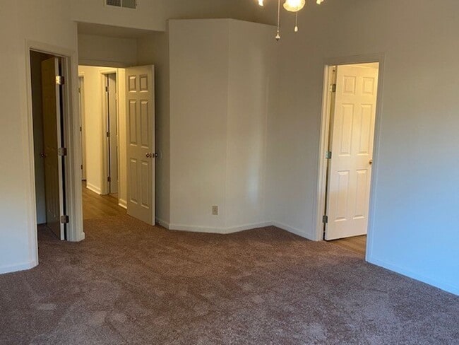 Building Photo - Woodcreek Oaks area 4 bedroom.