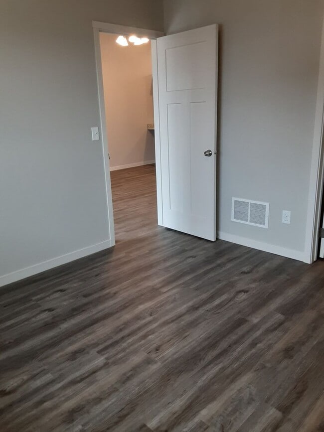 Building Photo - Modern Living in a 3-Bed, 2-Bath Townhome with Attached 2 Car Garage