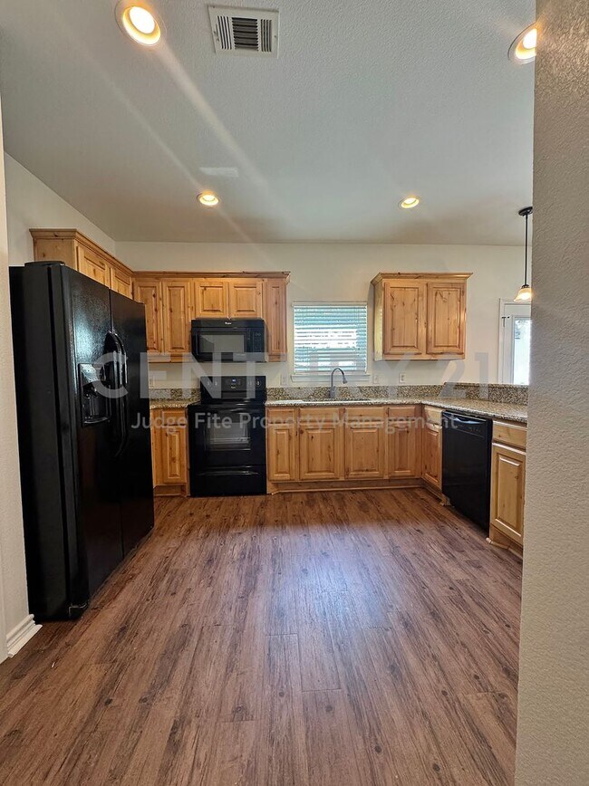 Building Photo - Charming, 2-Story 3/2.5/1 Duplex Ready For Move-In!