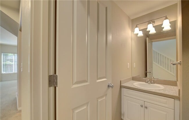 Building Photo - 2bd/2.5ba Redmond Townhouse
