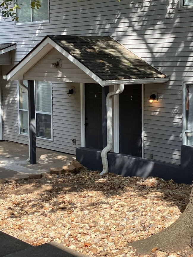 Building Photo - Long Term - 12 Month Lease! Available Now! 2 Bed/1.5 Bath Two Story Townhouse Osage Beach