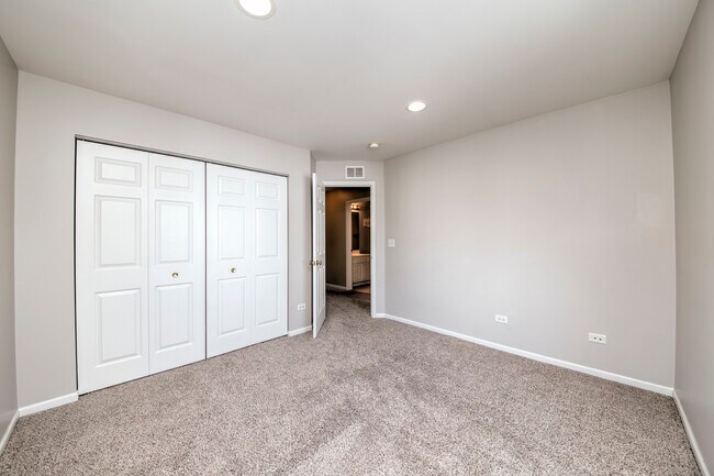 Building Photo - 5565 Cambridge Way
