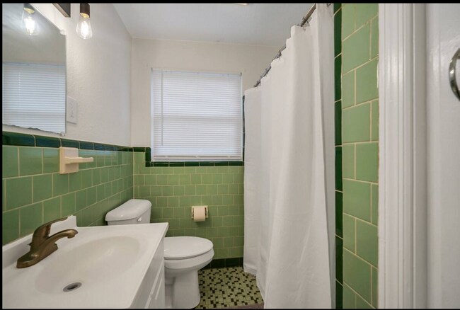 Building Photo - Beautifully renovated 2bed 1bath