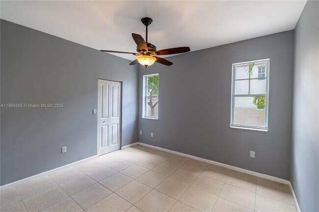 Building Photo - 6020 W Sample Rd