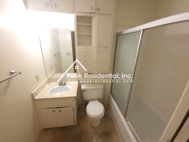 Building Photo - Spacious Rosemont Area 2bd/1ba Condo - Great Price!