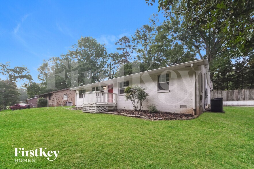 Building Photo - 2521 Skyland Dr
